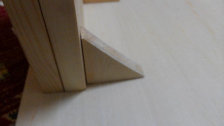 補強用の三角木材